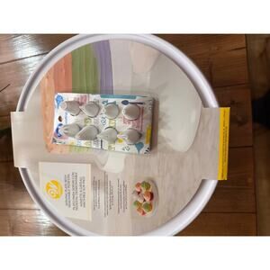 BNWT Serving plate with removable pedestal and Bonus of 8 decorating tips